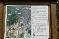 BETINGELSER FOR ADGANG OG INFORMATION
Via Ferrata er en krævende klatrerute udstyret med systemer, der letter fremdriften og giver klatrere mulighed for at bruge kunstige greb.
Det faste udstyr på Via Ferrata er kun en hjælp til fremdriften og kan ikke betragtes som en sikkerhed. Sikkerheden afhænger udelukkende af individuelle handlinger.
Adgang til Via Ferrata er kun tilladt for personer med det nødvendige udstyr og erfaring eller ledsaget af bjergguider.
Beslutningen om at tage Via Ferrata indebærer fuldt ansvar for eventuelle ulykker eller skader på tredjeparter.
I tilfælde af ulykker kan ingen ansvar pålægges designeren, konstruktøren eller kommunen Novalesa.
Brugere opfordres til at informere kommunen om eventuelle uregelmæssigheder i udstyret langs ruten.
Den komplette rute kan gennemføres på cirka 4 timer.
Via Ferrata er den eneste adgangsvej til de områder, den krydser, så det er vigtigt aldrig at forlade ruten.